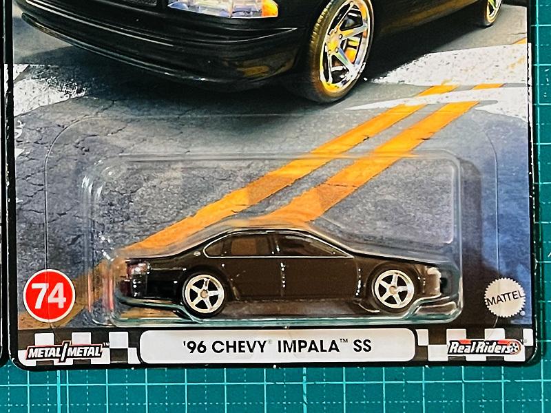 Hot Wheels CHEVY IMPALA SS Chevy Impala Набор Boulevard из 2 шт. '96 [Повреждение карты]
