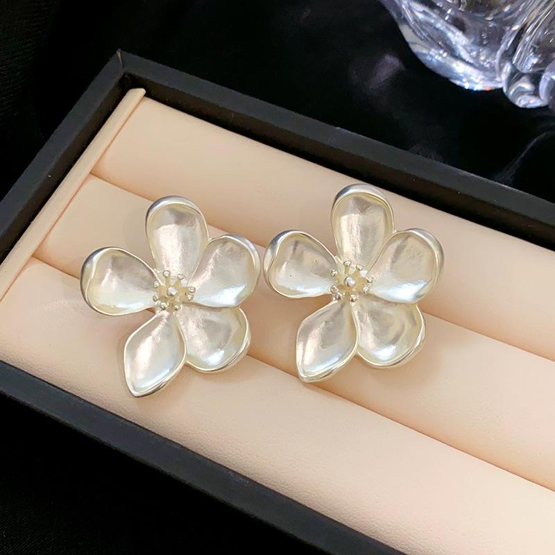 Silver needles irregular stamens five-petaled flower stud earrings simple fashion light luxury earrings high-end versatile earrings