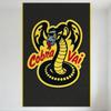 Стилизованный металлический знак с логотипом Cobra Kai - Черно-желтая полосатая кобра с синим лицом, красным раздвоенным языком, желтым капюшоном с черным пятном