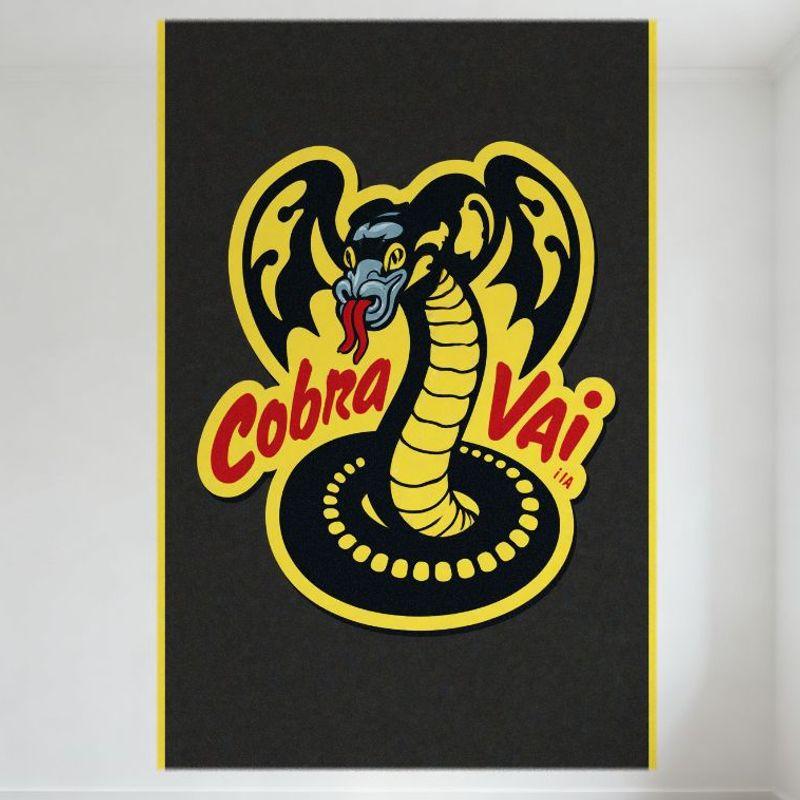 Стилизованный металлический знак с логотипом Cobra Kai - Черно-желтая полосатая кобра с синим лицом, красным раздвоенным языком, желтым капюшоном с черным пятном