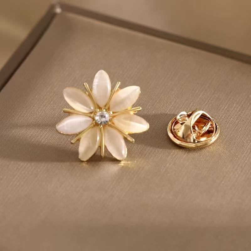 Mini Cute Opal Clover Flower Brooches for Women CZ Crystal Rhinestone Flower Lapel Pin Clothing Kawaii Korean Jewelry