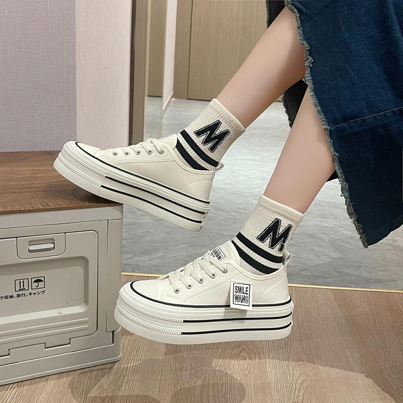 Женские парусиновые туфли на платформе 2025 года, летняя новая корейская версия, повседневная спортивная обувь, круглая обувь на шнуровке, универсальные маленькие белые туфли