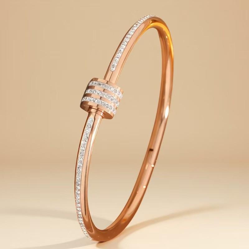 New Heart-Shaped Stainless Steel Bracelet: Elegant, Stylish & Non-Fading Wristband for Girls