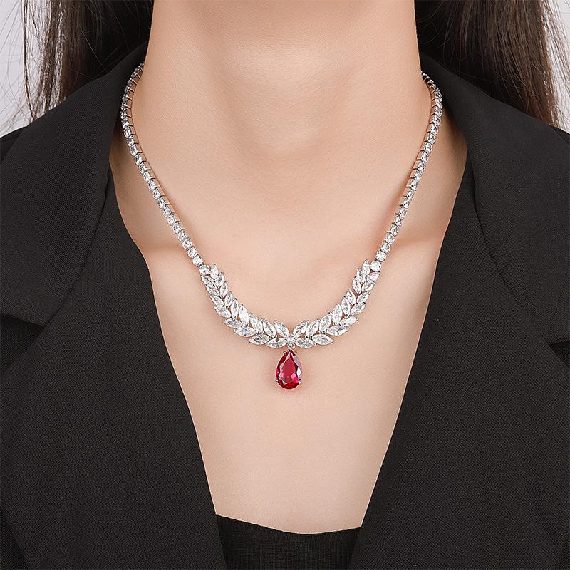 Ювелирные изделия Позолоченная медь Настоящее золото Имитация красного корунда Универсальная цепочка Премиальное банкетное колье Женское 10 * 16