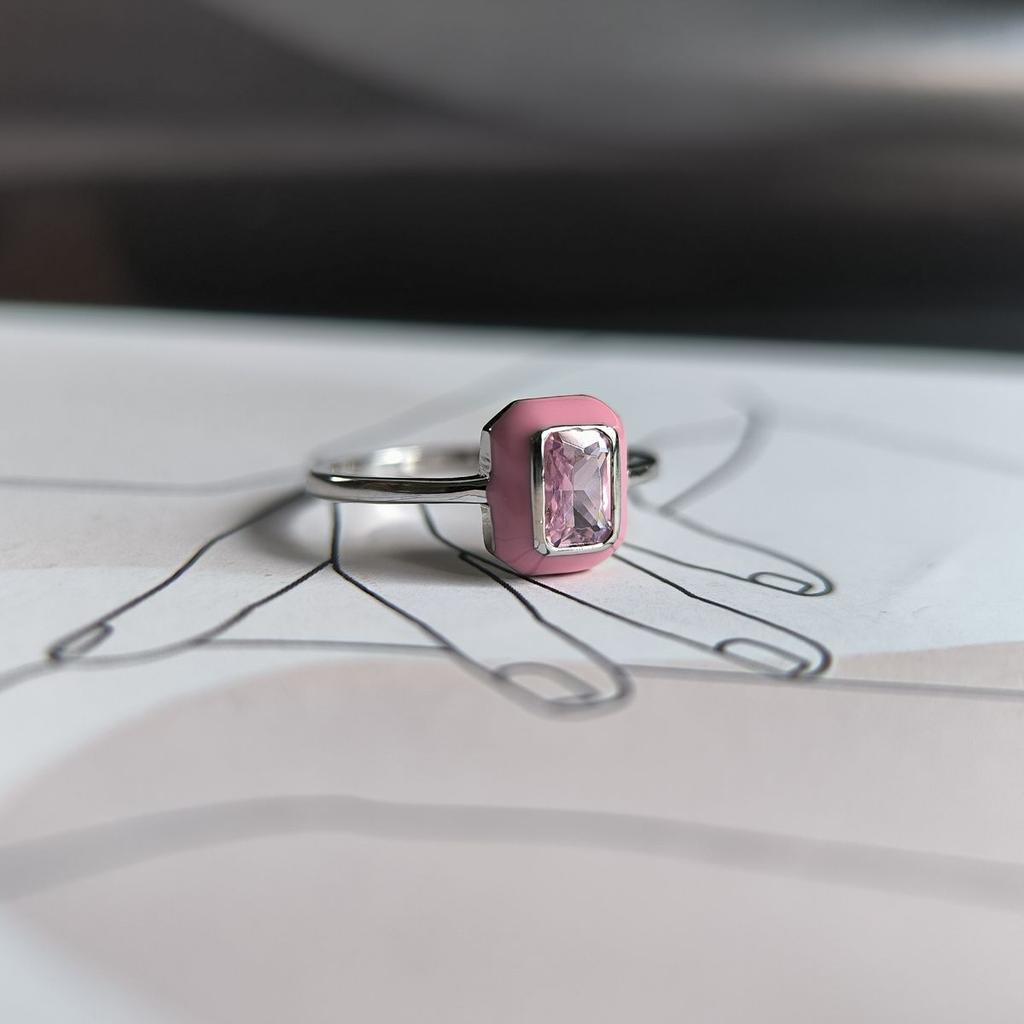 Серебряное кольцо с фианитами, емаллю, вес изделия 1,76 гр (60002238)