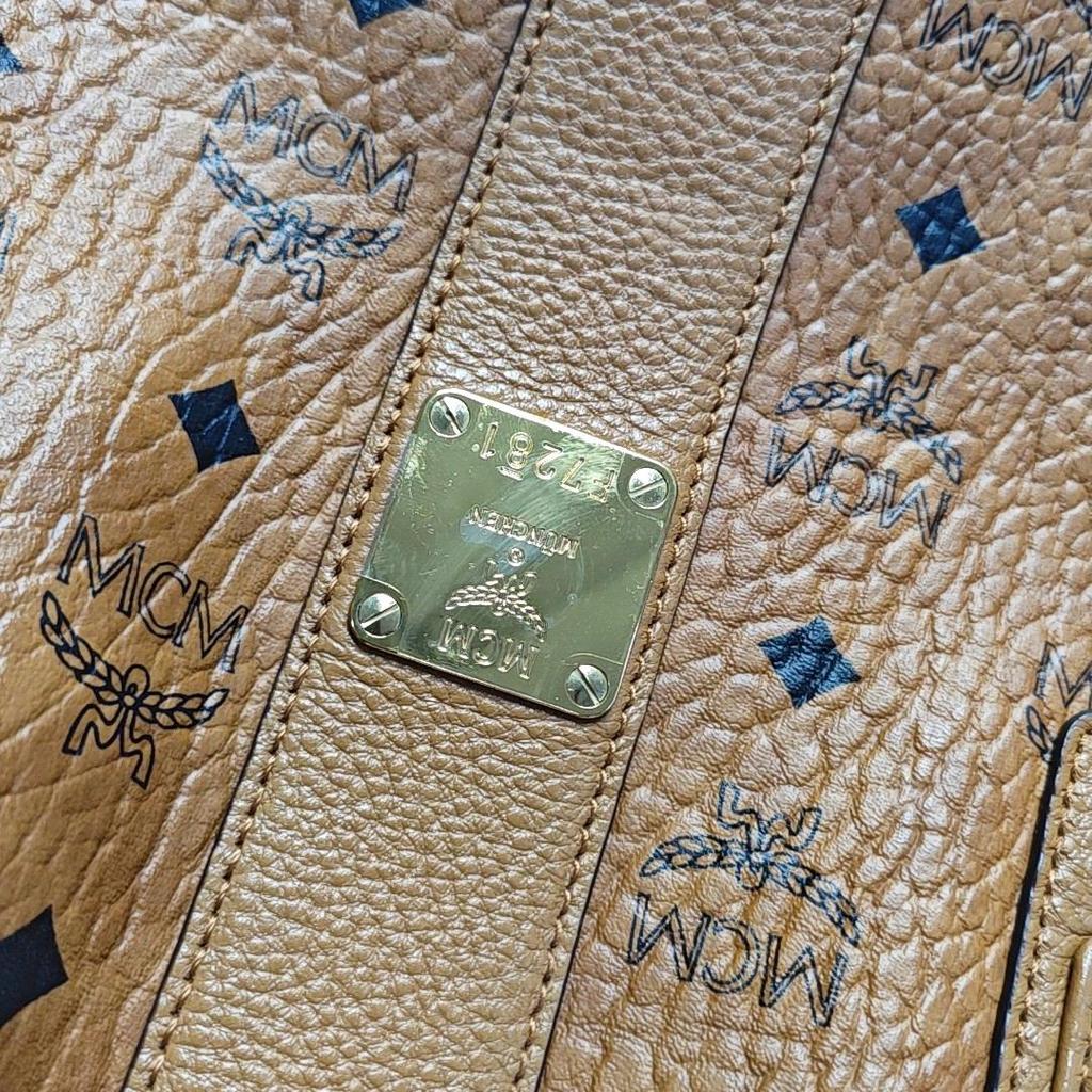 [Pre-Owned] Liz Medium Cognac Coated Canvas Printed Tote Bag With Gold Hardware And Pouch - Very Good #1XT5EYY