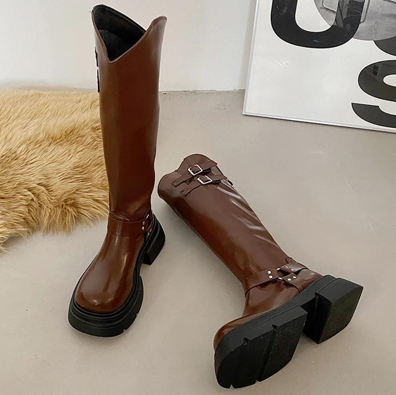 Длинные сапоги для женщин с толстой подошвой и V-образным вырезом в стиле ретро, черные, коричневые, с пряжкой на ремне и круглым носком, высокие сапоги до колена, увеличивающие рост, рыцарские боты