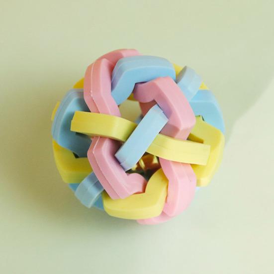 Жевательный мяч для собак Разноцветный переплетенный мяч с колокольчиком Резиновый интерактивный виляющий мяч Игрушка для жевания питомцев для снятия скуки и чистки зубов для собак кошек