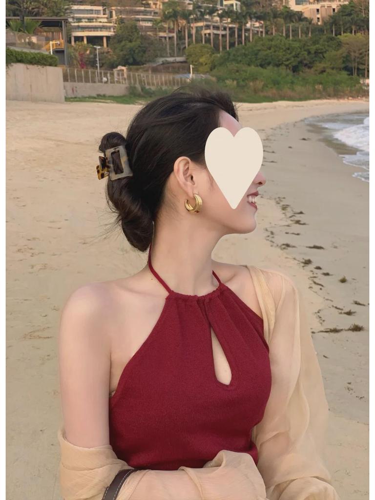 Черное платье-халтер с открытыми плечами - тонкая талия и длинная юбка