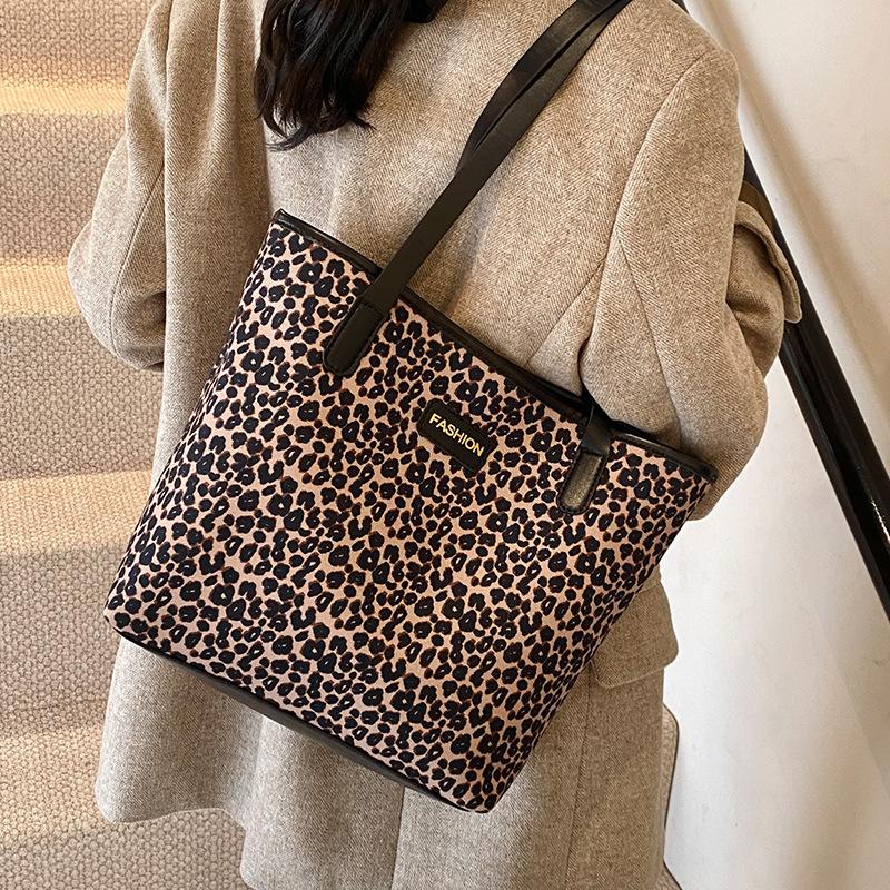 Large Capacity Leopard Print Tote Bag for Women New Autumn and Winter Fashion Shoulder Bag Commuting Retro Hand Armpit Bag