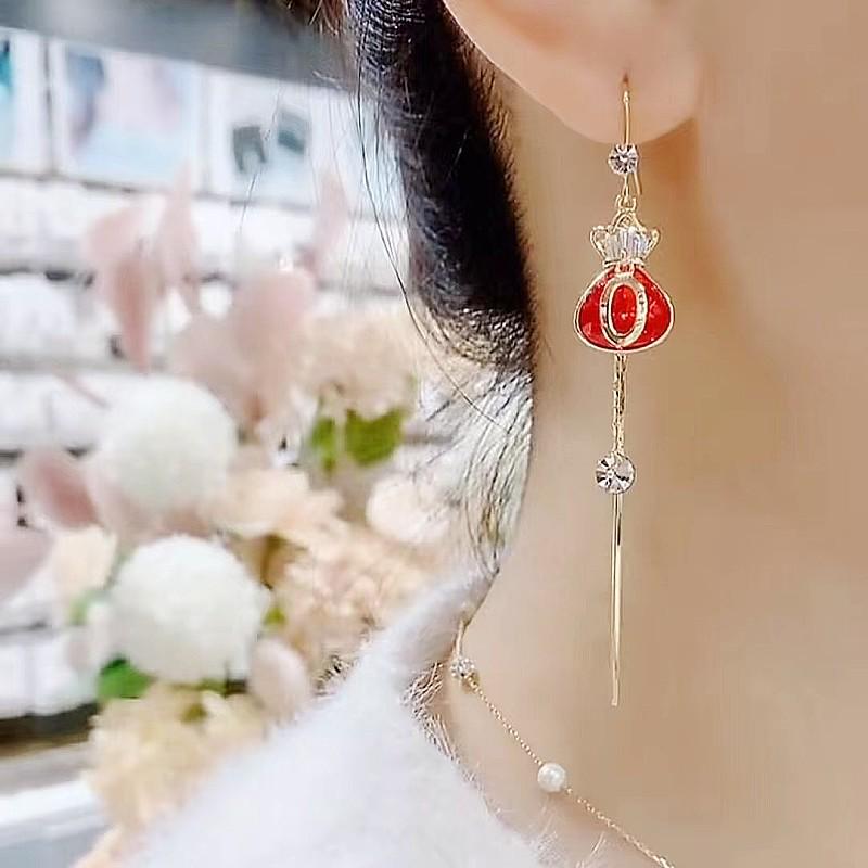 Серьги из серебра S925 в виде красного мешка для денег - 2022 Универсальный дизайн ушной петли в стиле знаменитостей