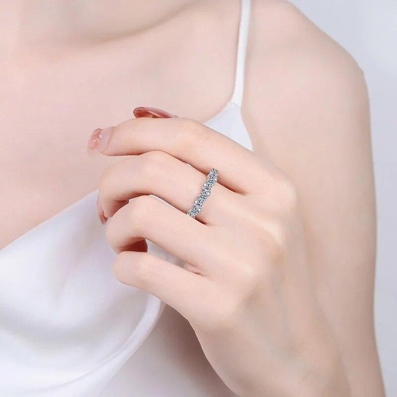 Всего 0,9 карата изумрудное/муассанитовое кольцо круглой огранки для женщин, сверкающее свадебное полукольцо из стерлингового серебра 925 пробы, ювелирные изделия