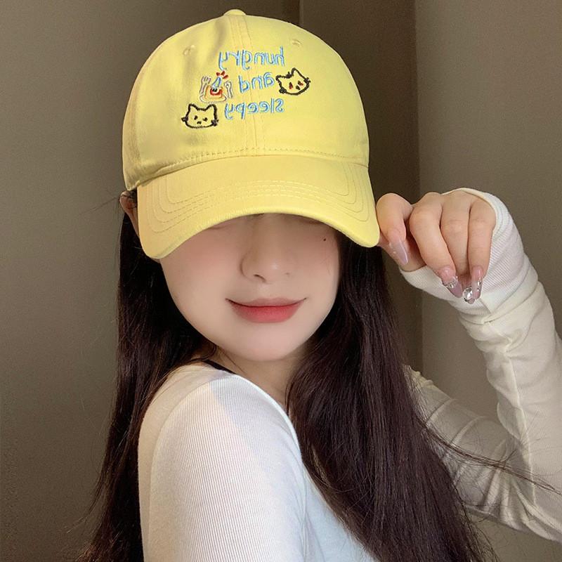 Трендовая желтая бейсболка с вышивкой кошки для женщин. Идеальная летняя повседневная одежда.