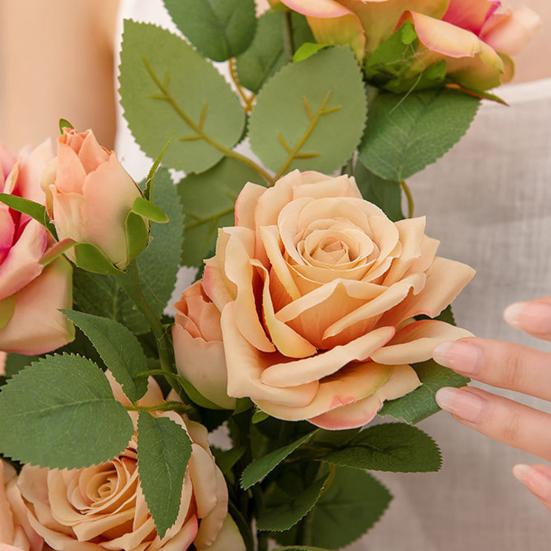 Хороший искусственный цветок, привлекательный цветок из искусственного шелка, реалистичный вид