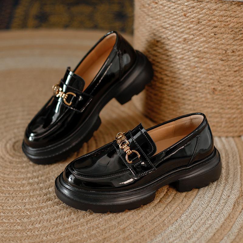 Женская обувь на весну и осень. Кожаные туфли с цепочкой в британском стиле. Универсальные повседневные туфли на плоской подошве. Кожаные лоферы на толстой подошве.