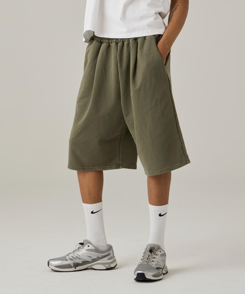URBANAGE Bermuda Pigment One-Pleat Sweat Shorts Khaki