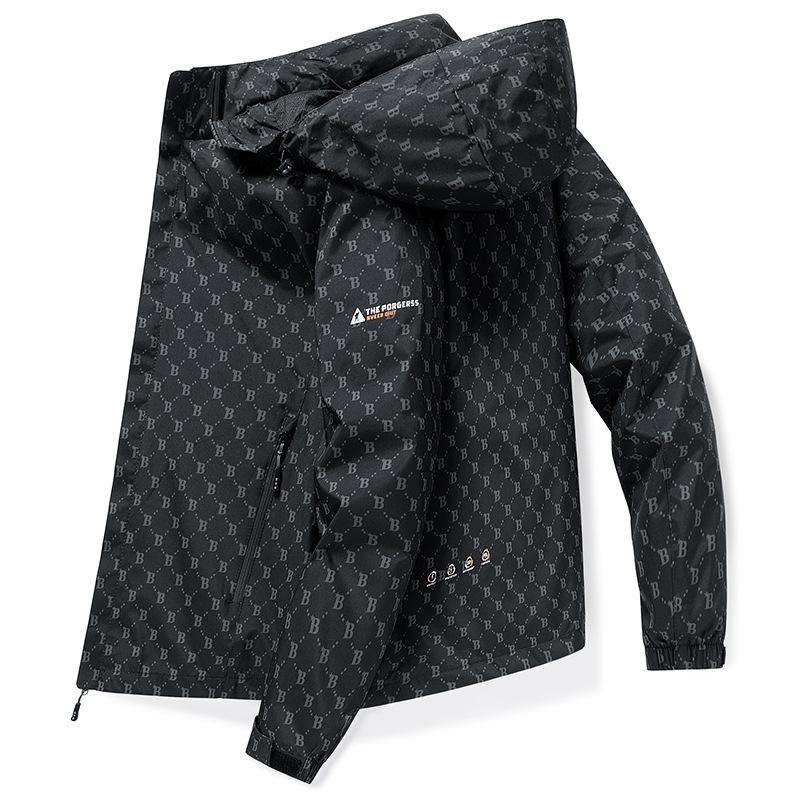 Мужская куртка с капюшоном на открытом воздухе. Верхняя рабочая куртка. Мужской плащ.