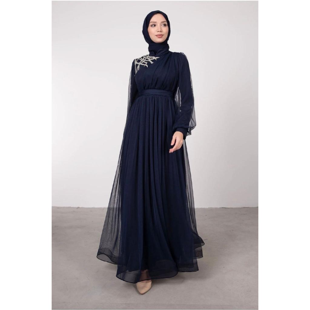 Вечернее платье из тюля с драпировкой и поясом, с каменной отделкой спереди