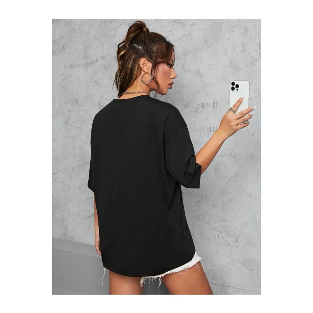 Женская белая футболка оверсайз с принтом лица и деталями