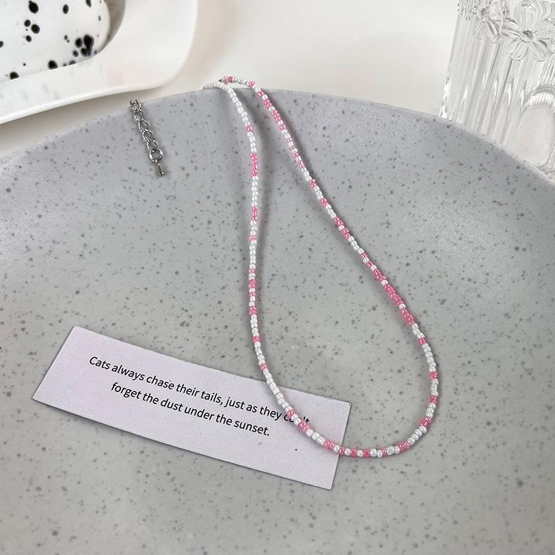 Новое ожерелье из рисовых бусин конфетного цвета милое и милое, а молодые девушки носят летние колье-колье.