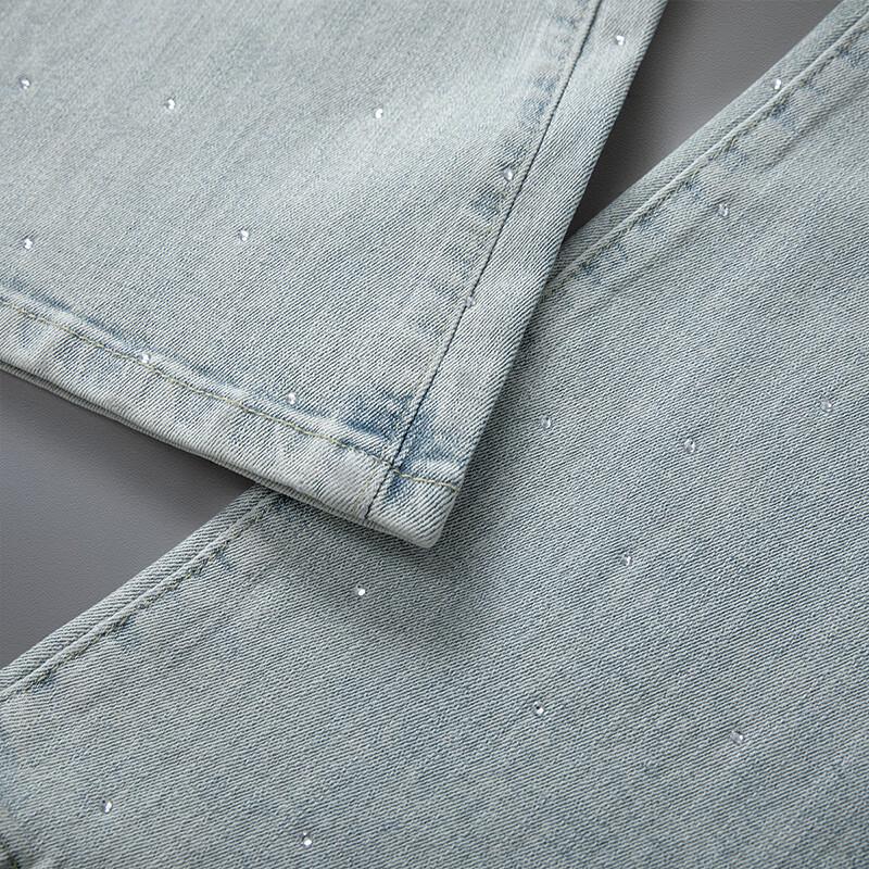 Женские джинсы буткат из выстиранного денима со стразами и рваным краем