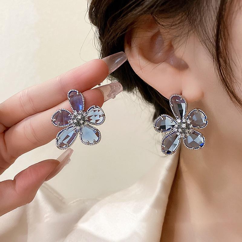 Европейские и американские серьги с хрустальными цветами, новые модные модные темпераментные серьги со знаменитостями в Интернете, женские индивидуальные серьги