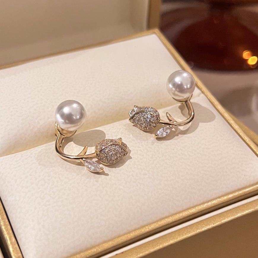 Стильные серьги-пусеты с жемчугом в форме тюльпана для женщин - Нишевый дизайн, Элегантные, Универсальные, Новая коллекция 2022