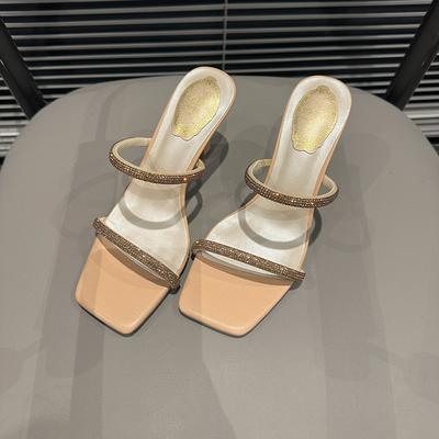 Новый прилавок крутых шлепанцев для верхней одежды на высоком каблуке с открытым носком и стразами от обувной фабрики Xinhao выглядит просто и свежо