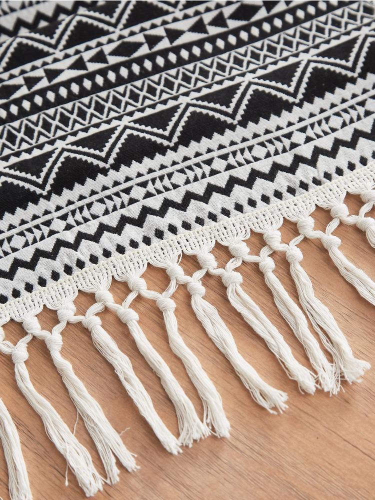 Американский журнальный столик Контрастный цвет Рисунок Пряжа окрашенная Столовая дорожка Черно-белая Волнистая кисточка Тканое столовое полотенце