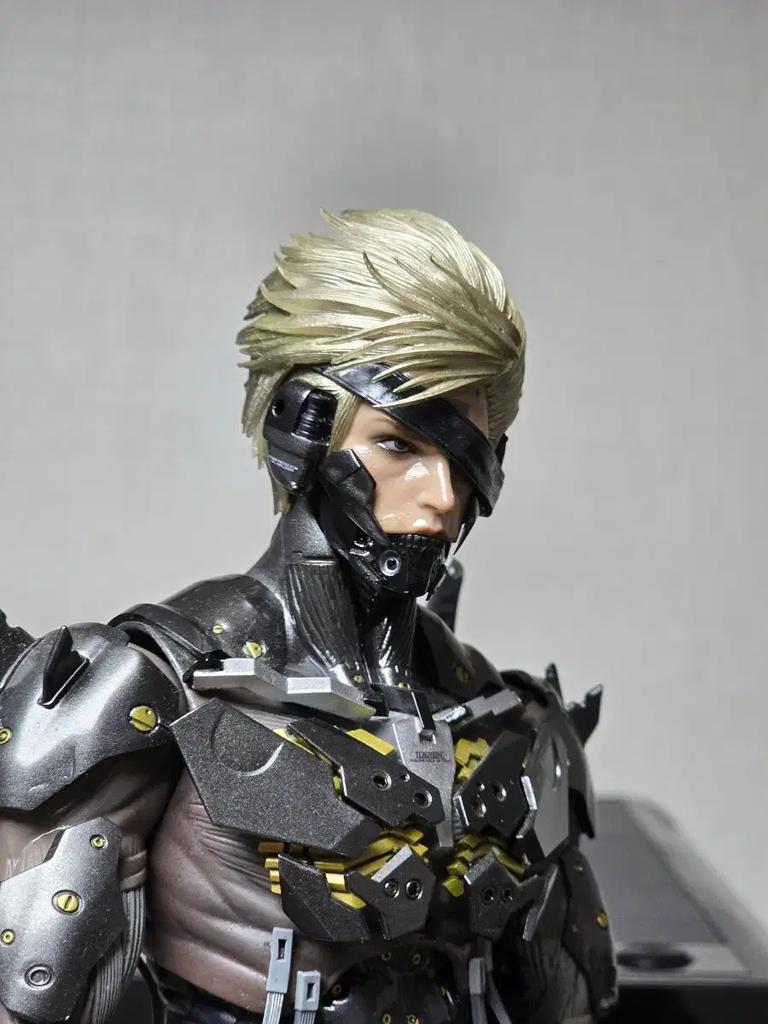 Hot Toys Metal Gear Raiden Figure Used