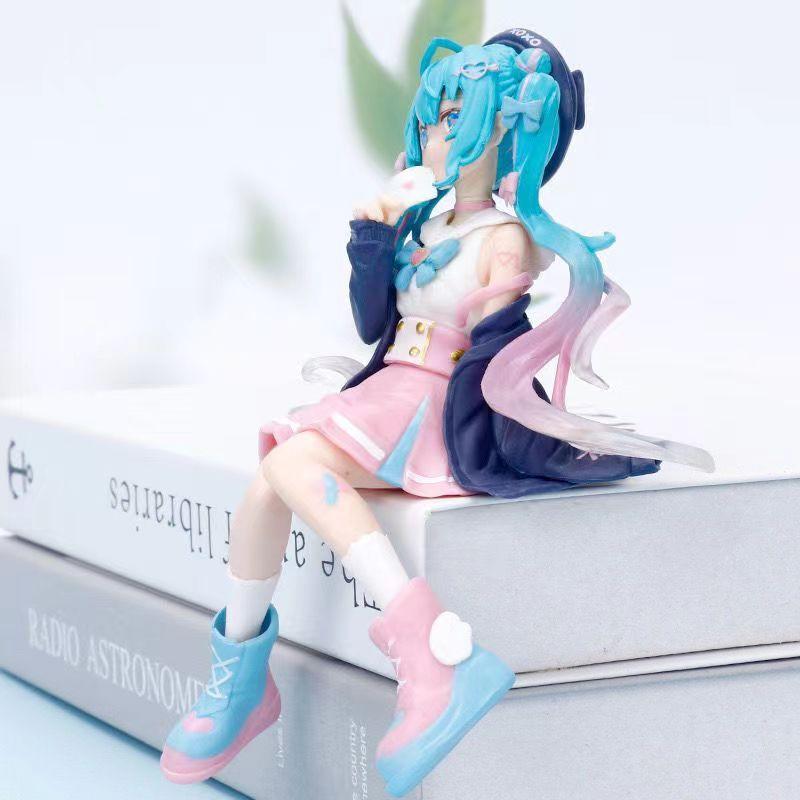 Милая фигурка Хацунэ Мику в сидячей позе - 2D аниме-модель, подходит для корпуса компьютера или украшения автомобиля, подарочный предмет