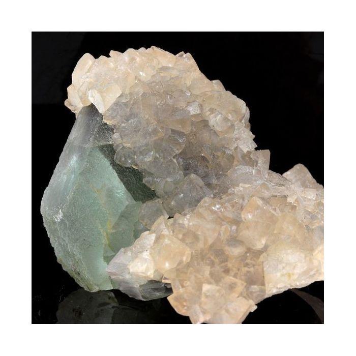 Pierres et Minéraux. Fluorite + Calcite. 1130.0 ct. Weishan Co., Yunnan Province, Chine.