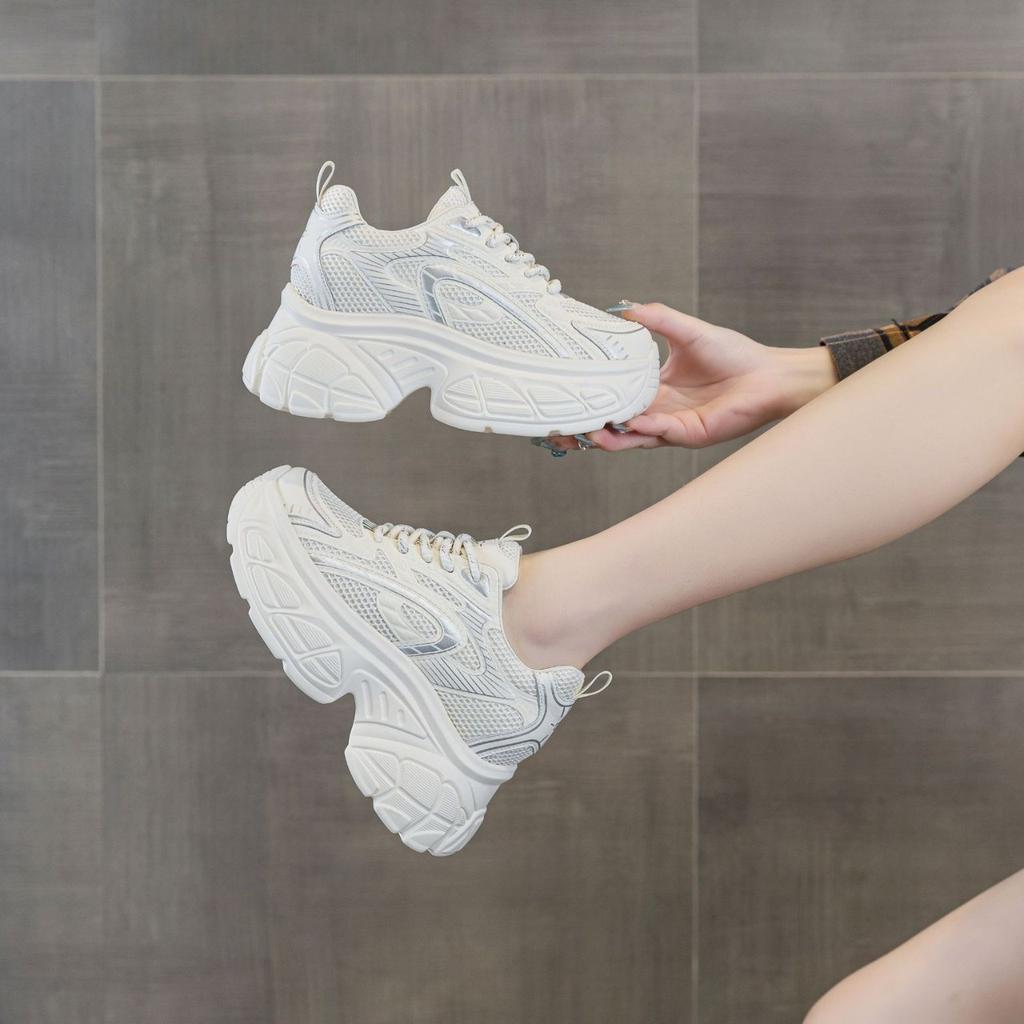 Кожаные кроссовки для папы женские летние новые универсальные серебристые на толстой подошве с внутренней высотой увеличивающей рост сетчатые дышащие спортивные и повседневные туфли