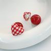 Вишнево-красные серьги-пусеты в клетку в форме сердца с жемчугом - Рождественские осенне-зимние предметы первой необходимости в стиле легкой роскоши