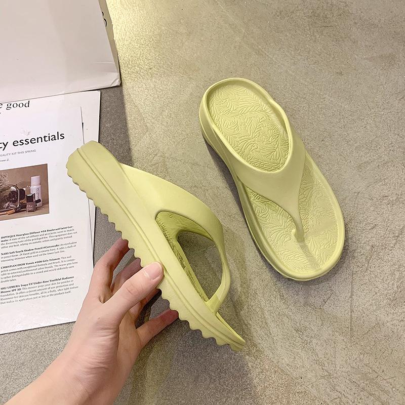 New Type of Herringbone Slippers for Women in 2026 Summer Thick Sole Couple Soft Sole Wearing Sandwich Slippers Outside Zapatos