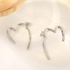 1 пара серег Huggie, полый цвет в форме сердца, однотонный, в стиле ретро, ​​антиаллергенный, с гальваническим покрытием, легкий, из нержавеющей стали