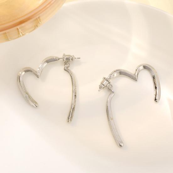 1 пара серег Huggie, полый цвет в форме сердца, однотонный, в стиле ретро, ​​антиаллергенный, с гальваническим покрытием, легкий, из нержавеющей стали