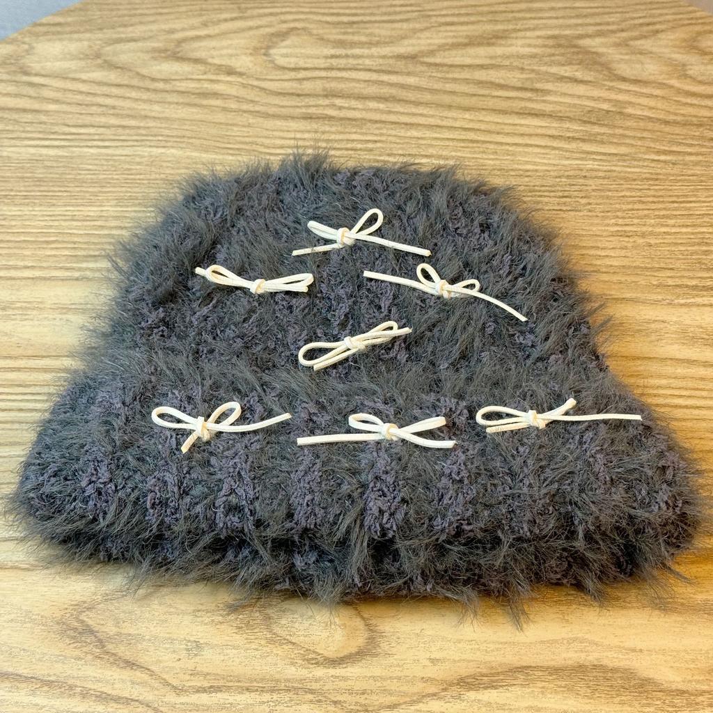 Милая и симпатичная шерстяная шапка с бантом для женщин на осень и зиму. Новое лицо, демонстрирующее маленькую вязаную ветрозащитную шапку-балаклаву.