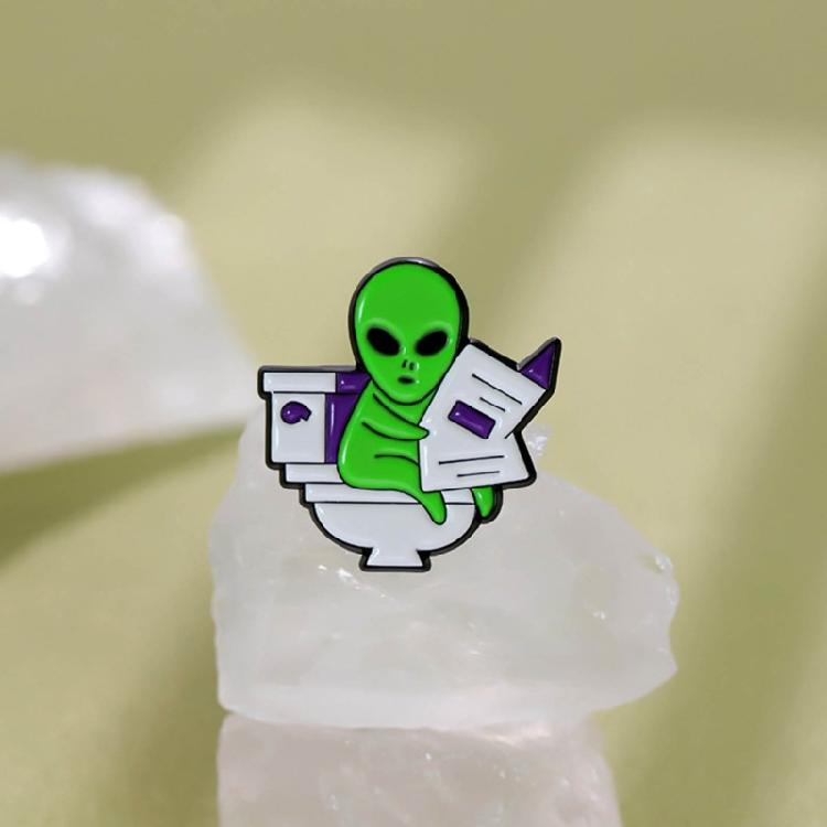 Коллекционный значок-булавка Читатель инопланетных газет Значок пришельца Материал: сплав Для повседневного ношения