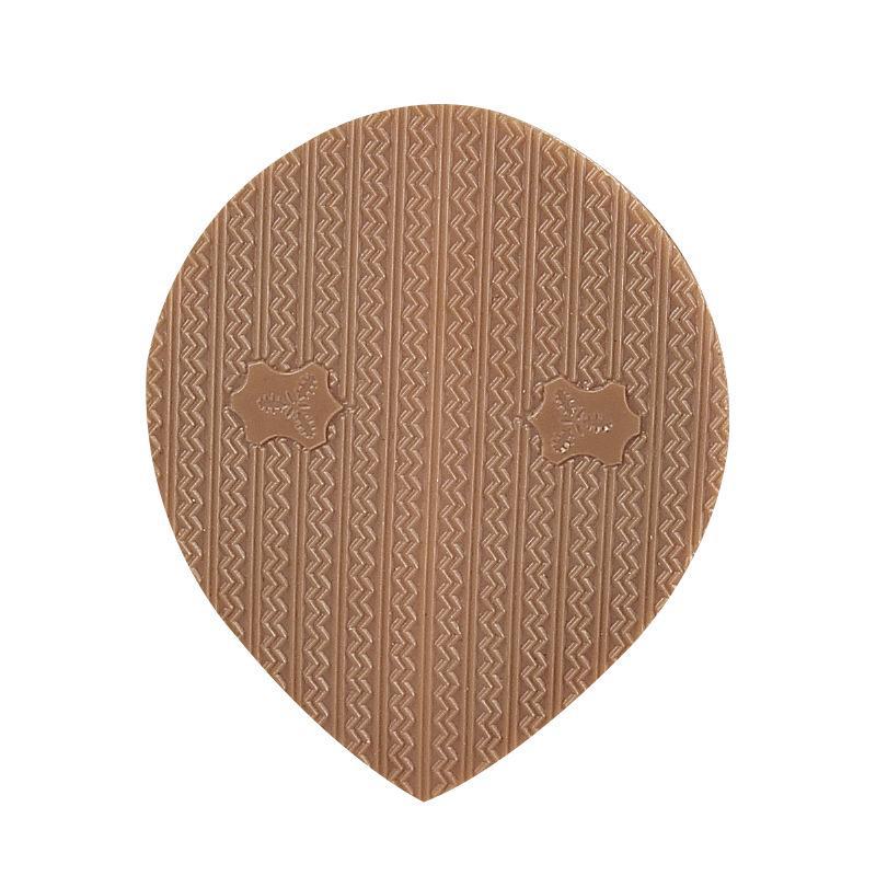 Кожаные спортивные туфли с полукруглым каблуком, противоскользящими полосками и прочной подошвой.