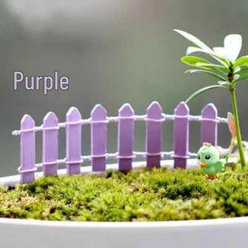 Набор из восьми мини-суккулентов на деревянном заборе