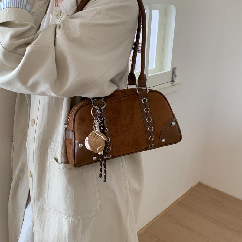 Модная универсальная сумка Бостон 2025 нишевый дизайн корейская версия инс простая высококлассная сумка через плечо для通勤 ретро