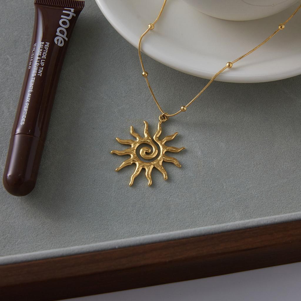 Нержавеющая Сталь Чеканный Спиральный Солнечный Кулон Ожерелье 18K Золото PVD Покрытие Водонепроницаемое Украшение Подарок Повседневное Гипоаллергенное