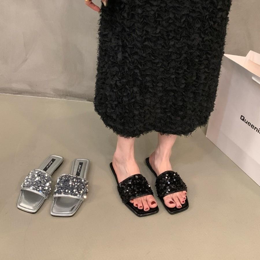 Премиальные серебристые шлепанцы на мягкой подошве, новинка лета 2025, женские сандалии с плоской подошвой, украшенные стразами и пайетками снаружи, для создания образа с темпераментом