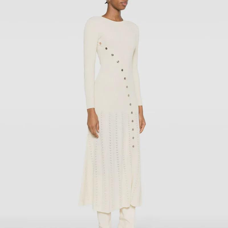 Шикарное платье-свитер с длинными рукавами и косыми металлическими пуговицами