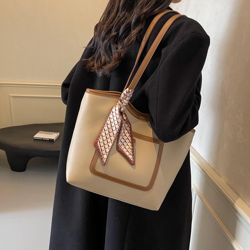 Женская сумка через плечо большой вместимости 2024 года — простая, фактурная сумка-тоут с контрастной строчкой для студентов колледжей и поездок на работу