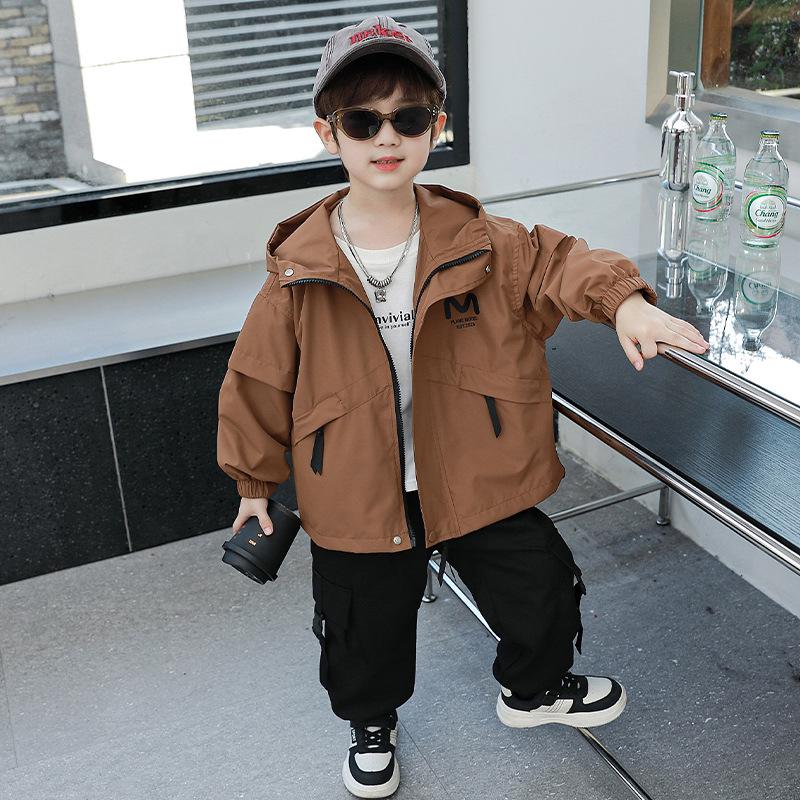 Стильный мальчиковый ветровик: Осеннее пальто-тренч в уличном стиле 2025