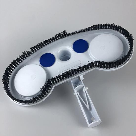 Щетка для чистки бассейна с редукционным клапаном давления воздуха, пружинным фиксатором, щетиной по всему периметру, скребком для чистки