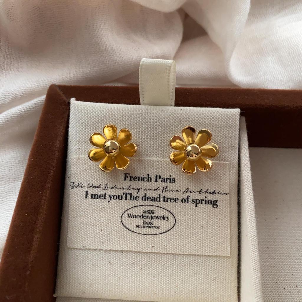 French Metal Flower Stud Earrings, Light Luxury Temperament, Niche Personality, Sweet And Cool, Fresh Wind, High-End Earrings.