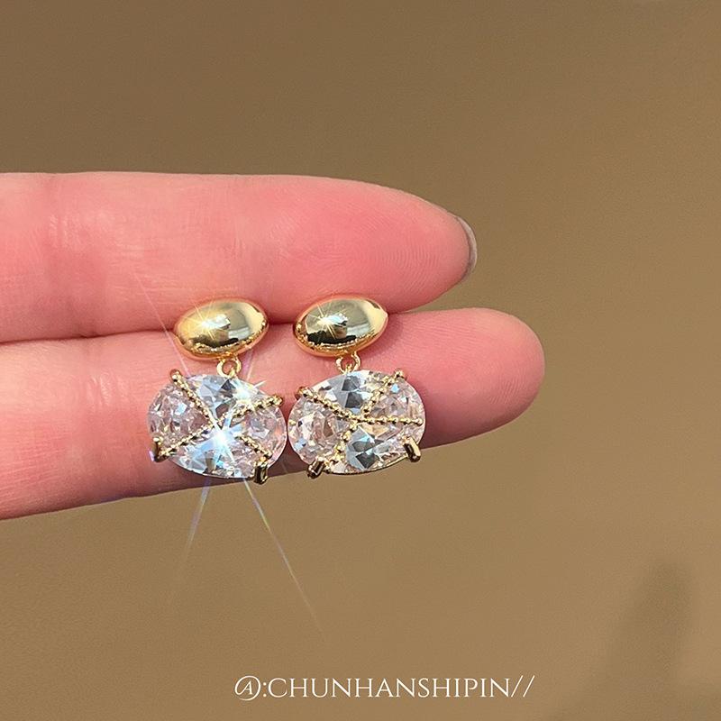 Light luxury zircon earrings, mosquito coil disc, no ear piercings, ear clips, geometric French design, fashion ins style temperament earrings